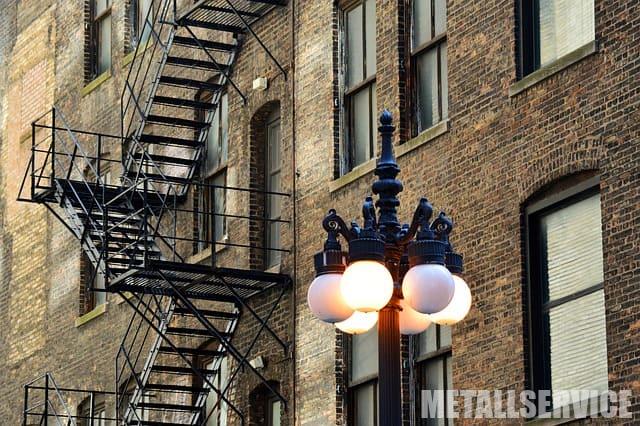 Вуличні зовнішні металеві сходи Наружные металлические лестницы